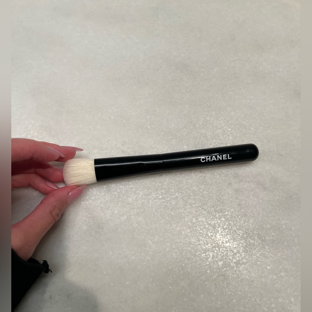 CHANEL touch up face brush